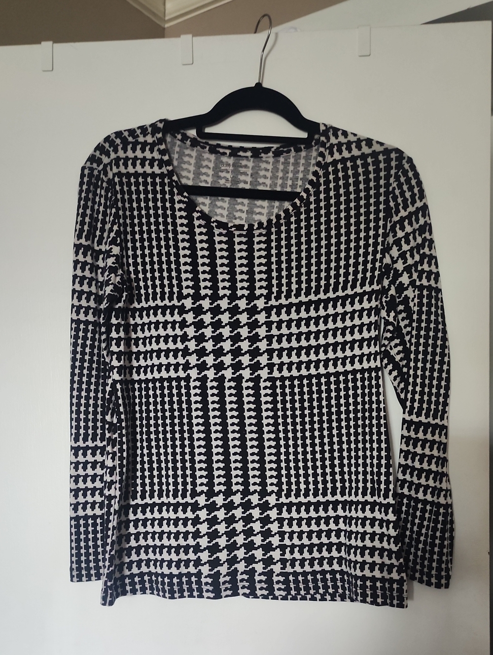 Daisy Fuentes Black and White Houndstooth Long Sleeve Top